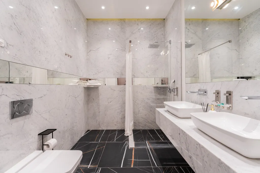 Sky City Moscow LUX Студия с большим окном с видом на башни и город