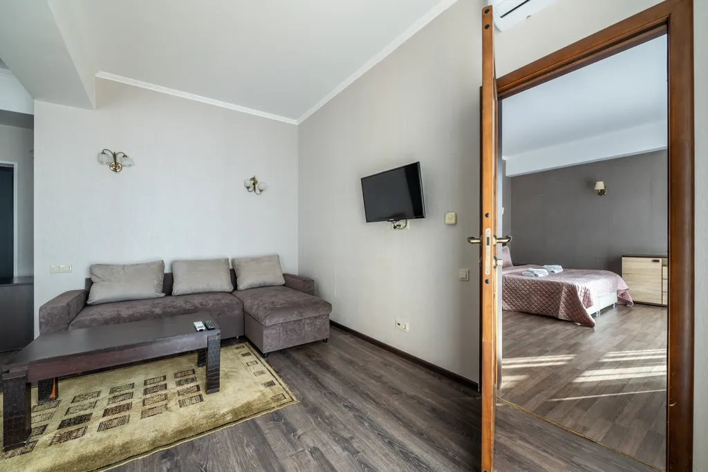 Видовые апартаменты, панорамные окна в гостиной ваши