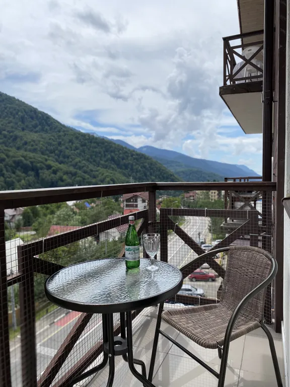 Евродвухкомнатный апартамент с балконом и видом на пик Аибга