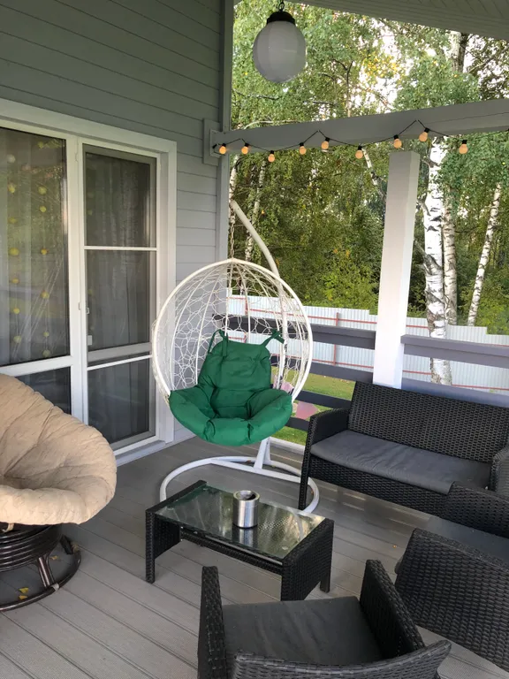 Уютный дом с видом на березовую рощу