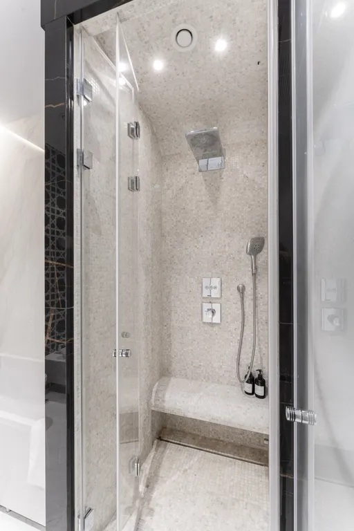 Апартамент на 73 этаже Москвы-сити с хамамом и настольными играми