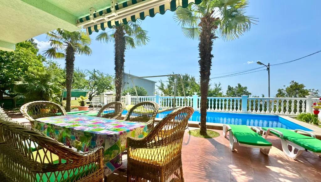 Дом с бассейном в Аутке