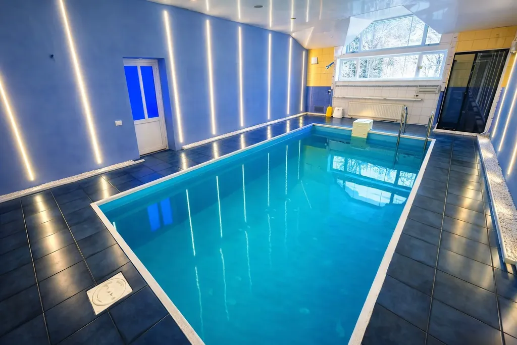 Дом с бассейном у леса