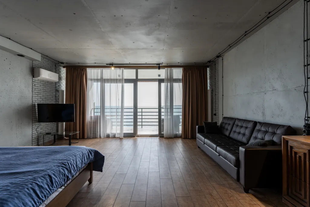 Эллинг на берегу моря