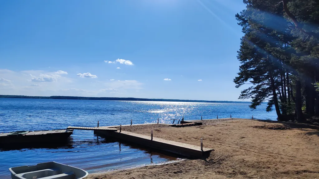 Коттедж Коттедж с баней, чаном и детской площадкой с батутом у озера, в бору — Ланино