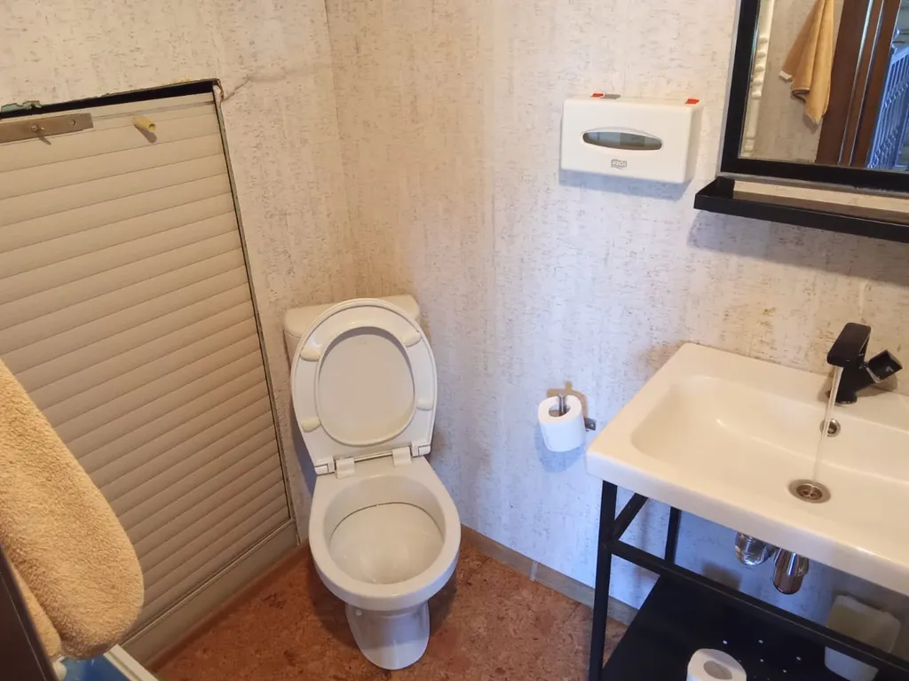 Большой дом с баней, бассейном и видом на озеро