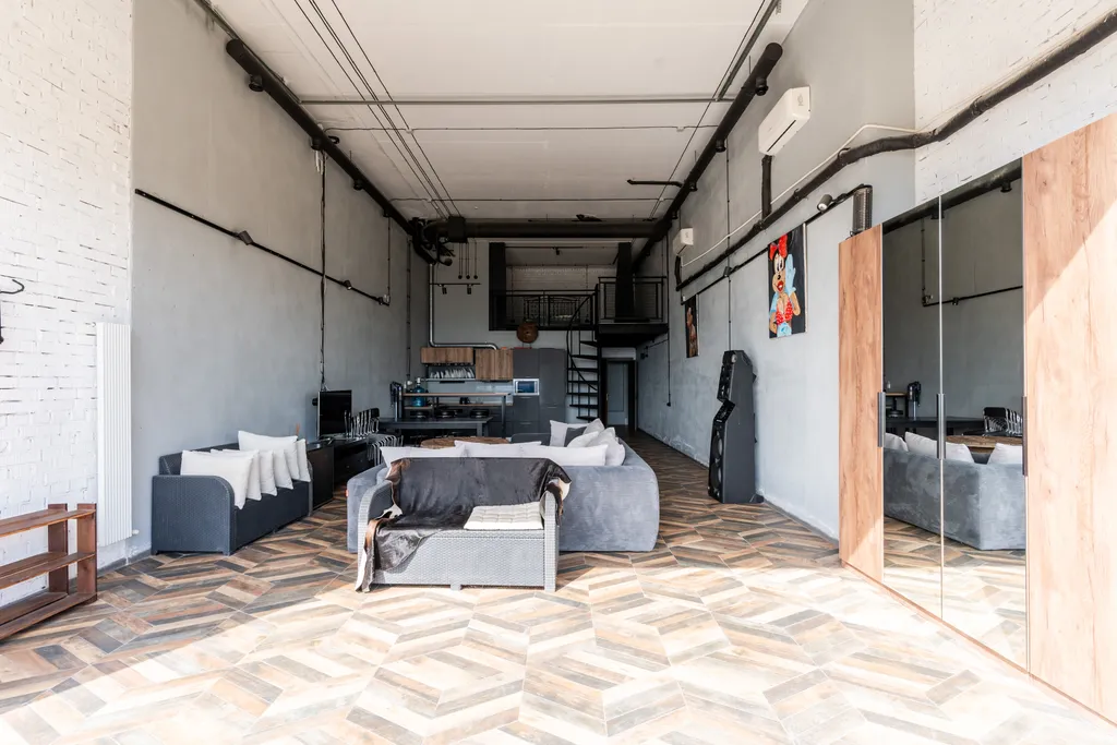 Эллинг на берегу моря