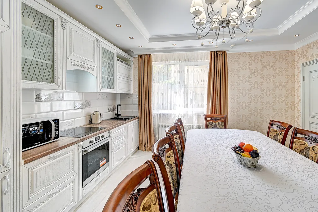 Коттедж с бассейном возле леса