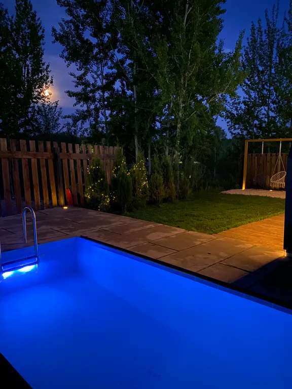 Дом на озере с бассейном