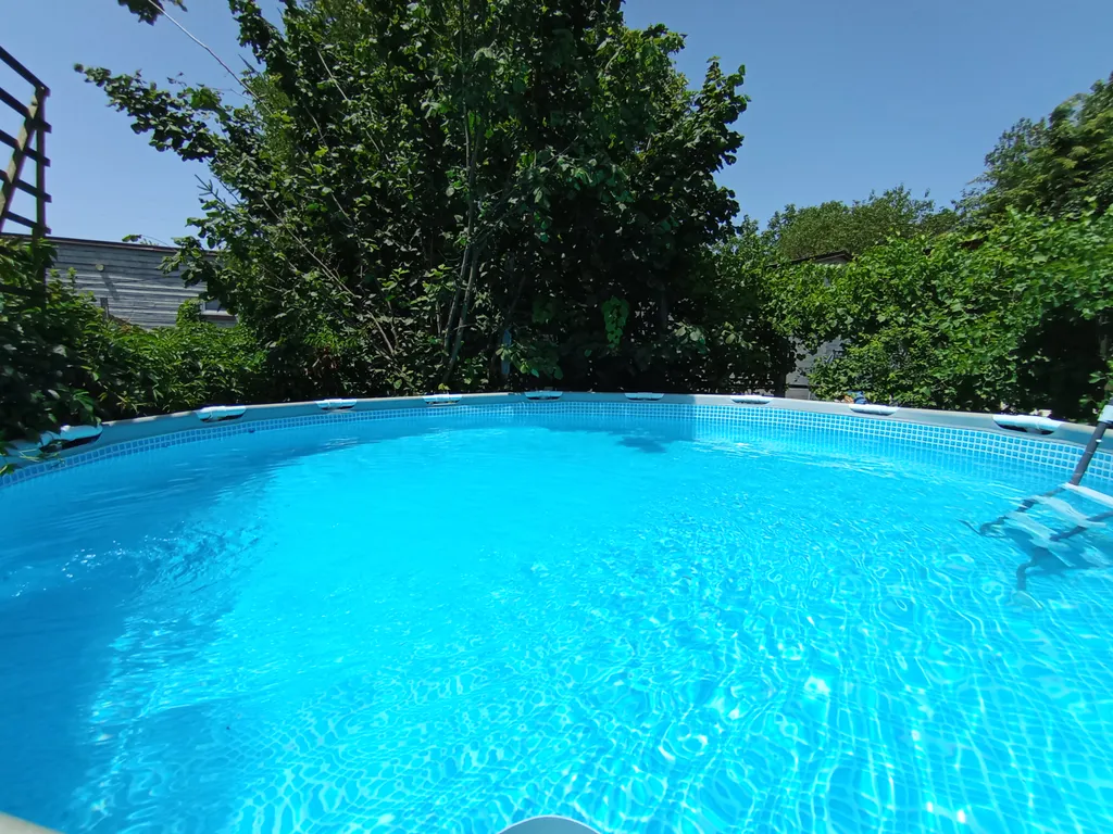 Дом с баней, бассейном и беседкой