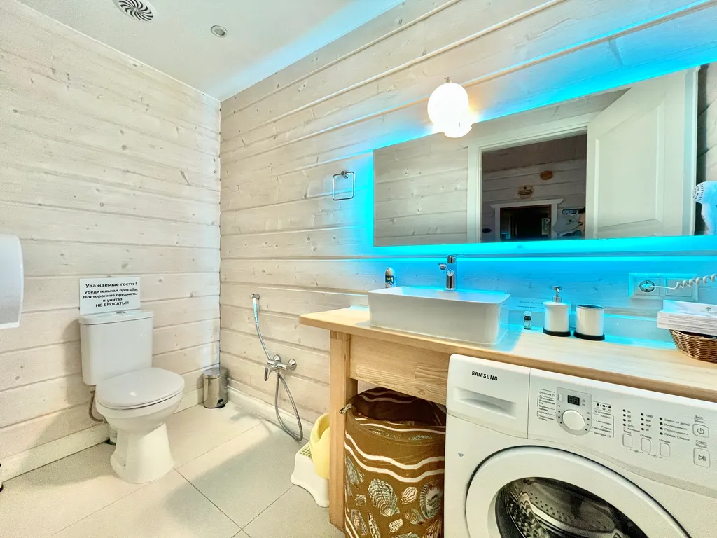 Коттедж Коттедж на берегу озера, с 5 спальнями, сауной  камином — Межозерное