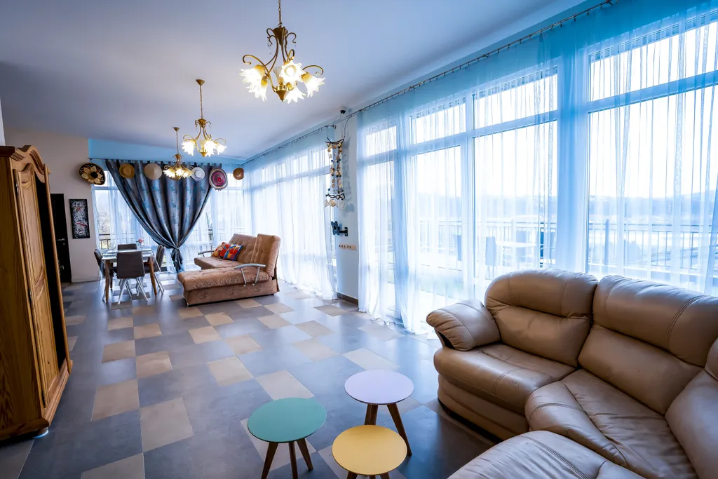 Номер делюкс с видом на бассейн, горы и аэропорт