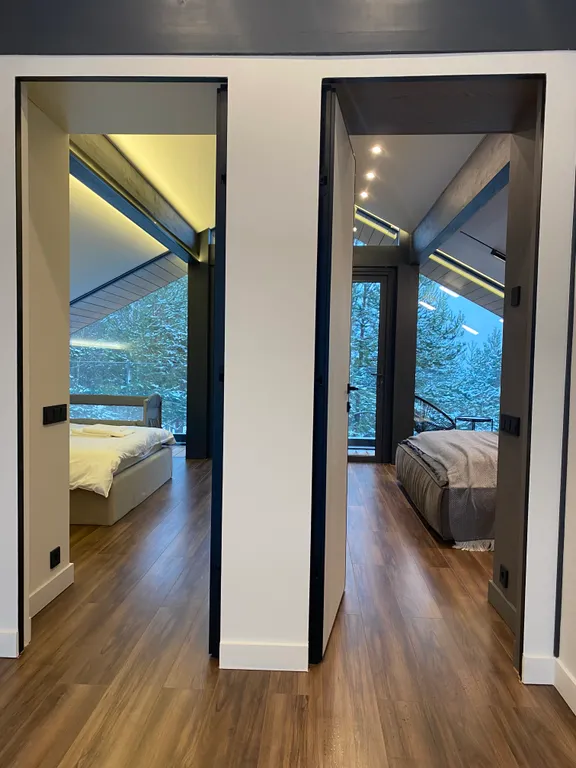 Премиальный загородный дом с теплым бассейном, на берегу