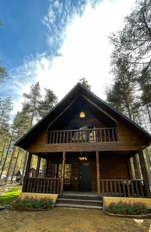 Двухэтажный дом в самом центре Софийской поляны