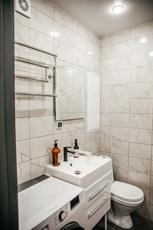 Гармония уюта: светлая студия с кроватью king size