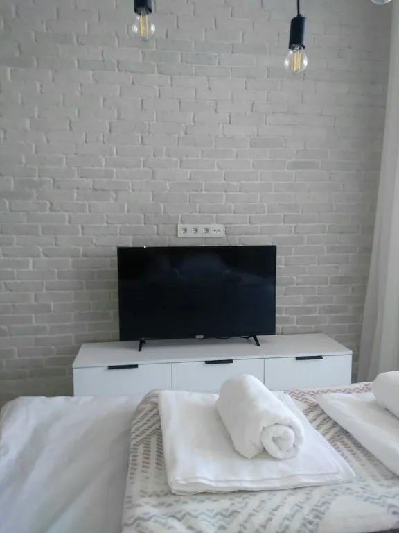 Дизайн-студия со стеклянной спальней