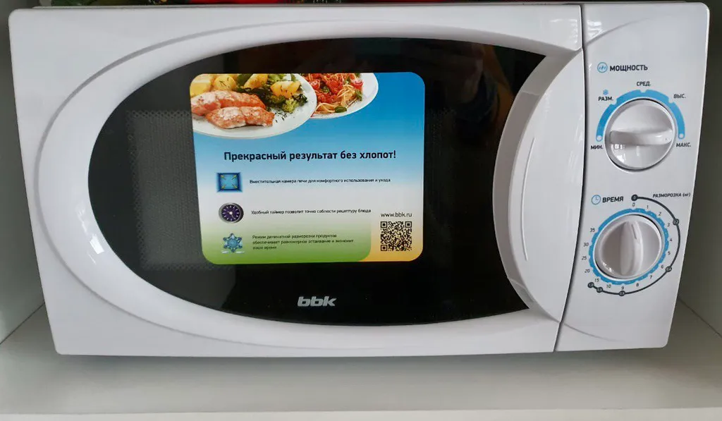 Атмосферный домик рядом с озером и лесом