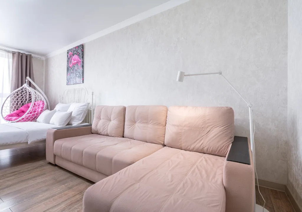 Апартаменты с видом на город в жк большом, в окнах виден закат