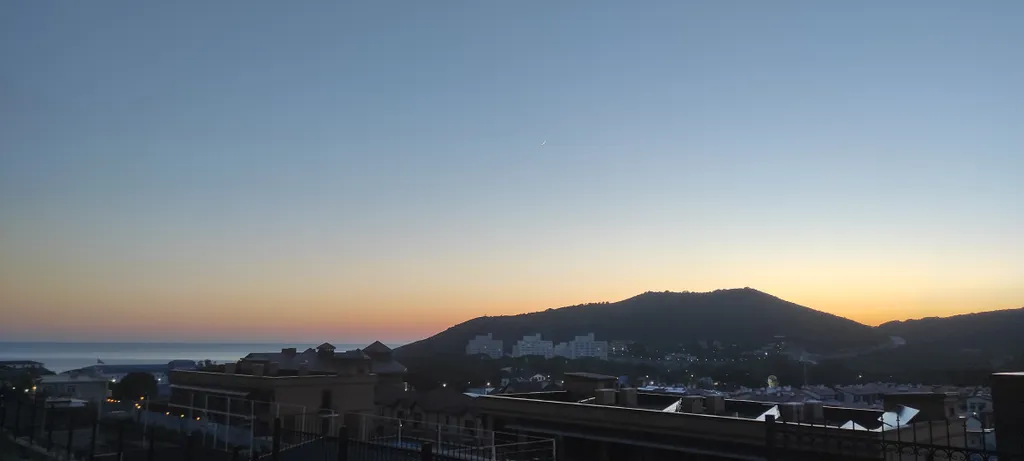 Уютная комната с видом на море