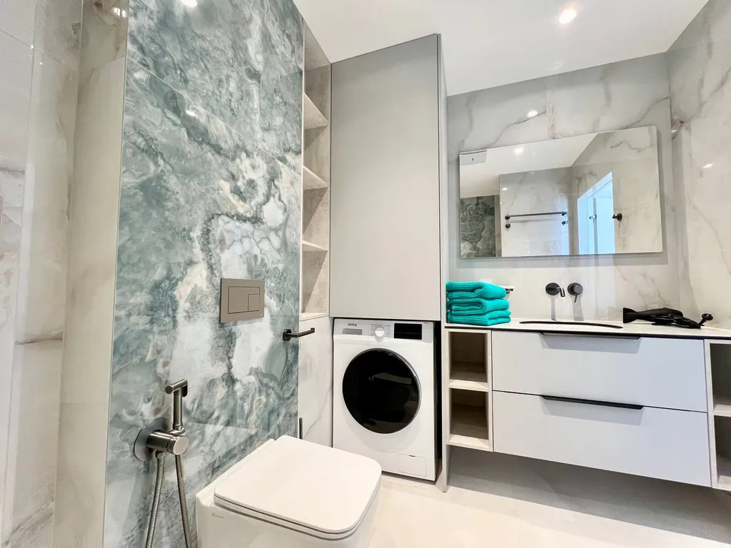 Современный апартамент с бассейном