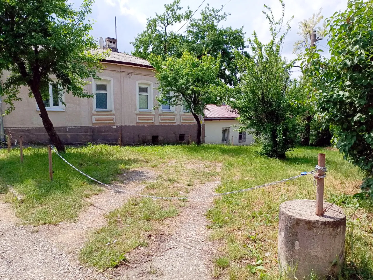 Фасад дома и парковочное место