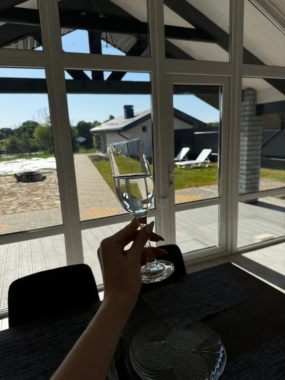 Уютный дом на берегу реки