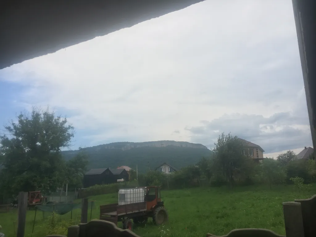 Номер люкс с видом на горы и всегда теплым бассейном