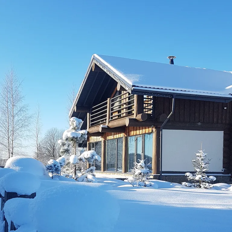 Большой дом с камином и террасой