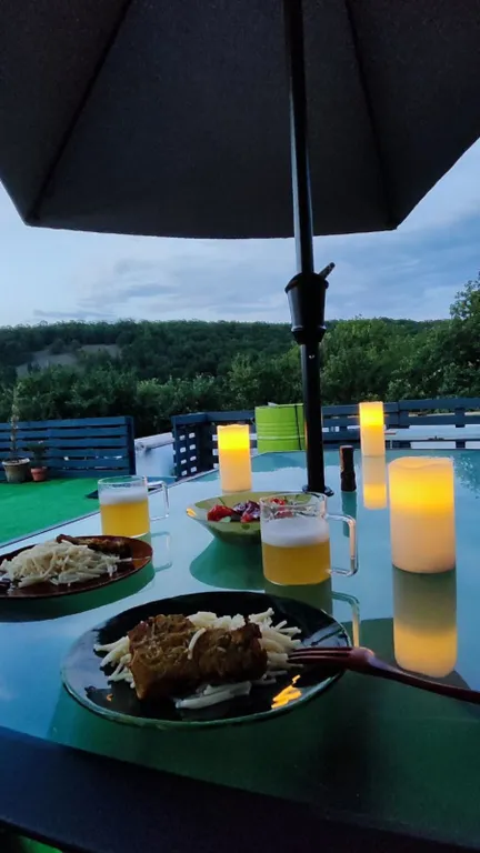 Дом-берлога в лесу с видом на горы