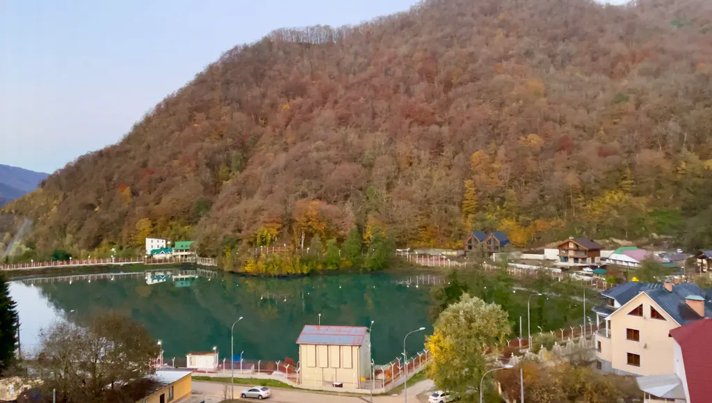 Шикарный вид на озеро и горы