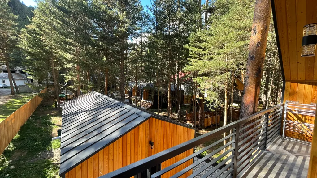 Комфортные номера с витражными окнами и балконом