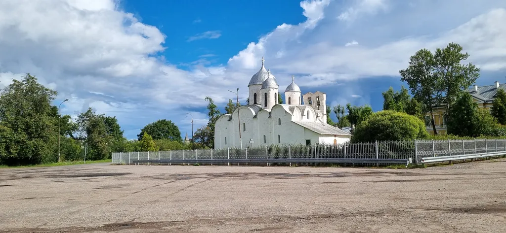 Евродвушка в центре с парковкой и джакузи, рядом ресторан Helga