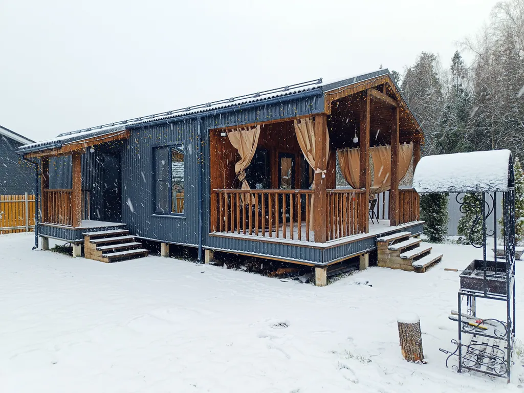 Уютный и теплый дом у леса