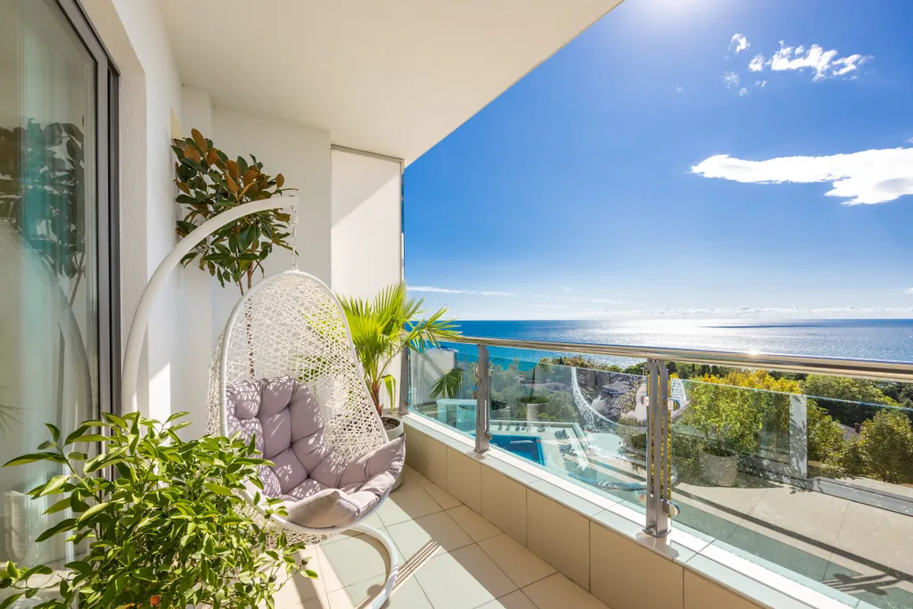 Квартира с бассейном и видом на море