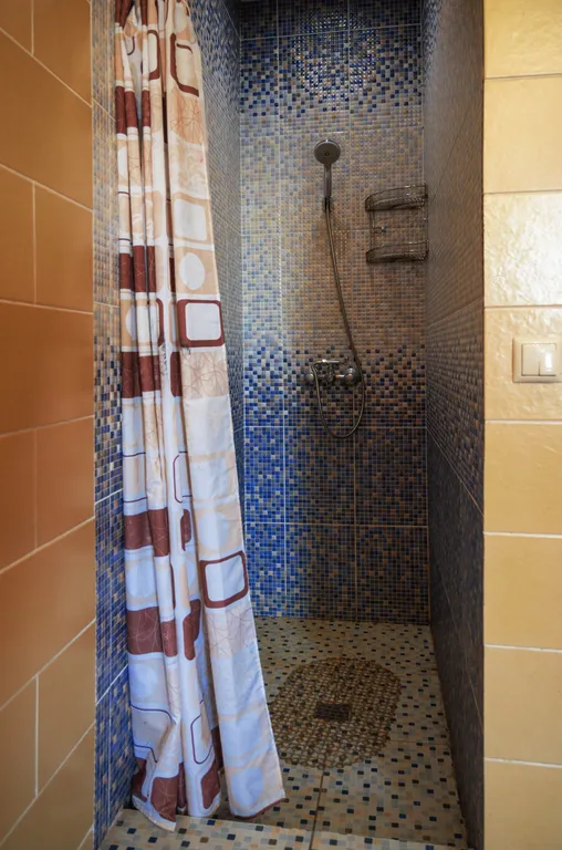 Дом с горкой в бассейне