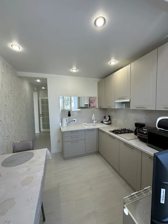 2 комнатная белая на Янышева