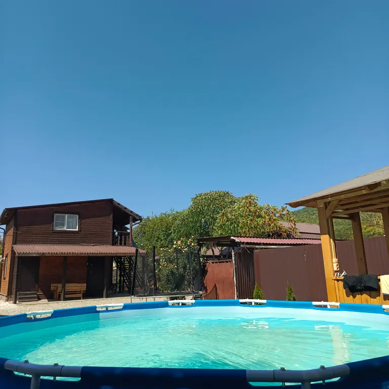 Номер у реки Дах с видом на горы