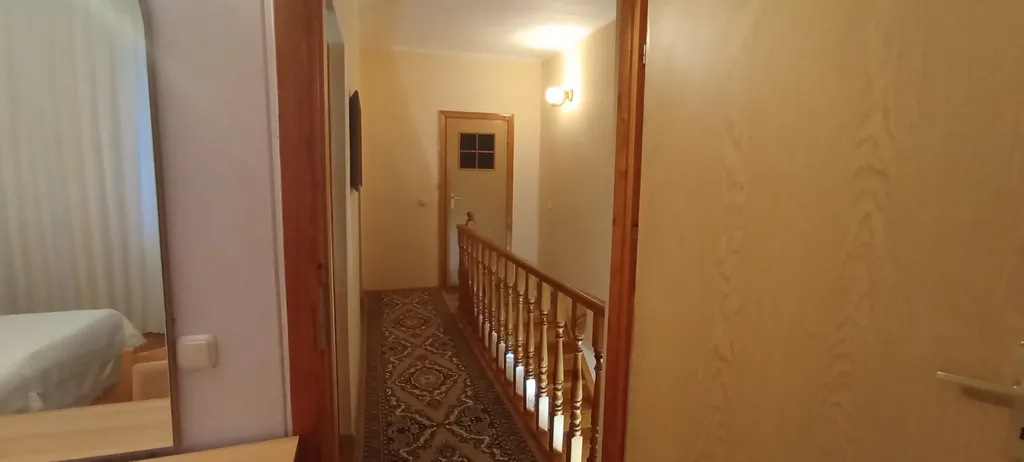 Уютный просторный дом с камином электрическим