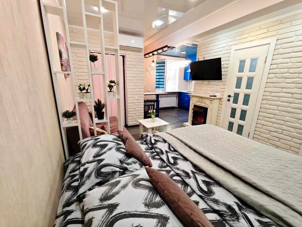 Дизайнерская студия с роскошным камином