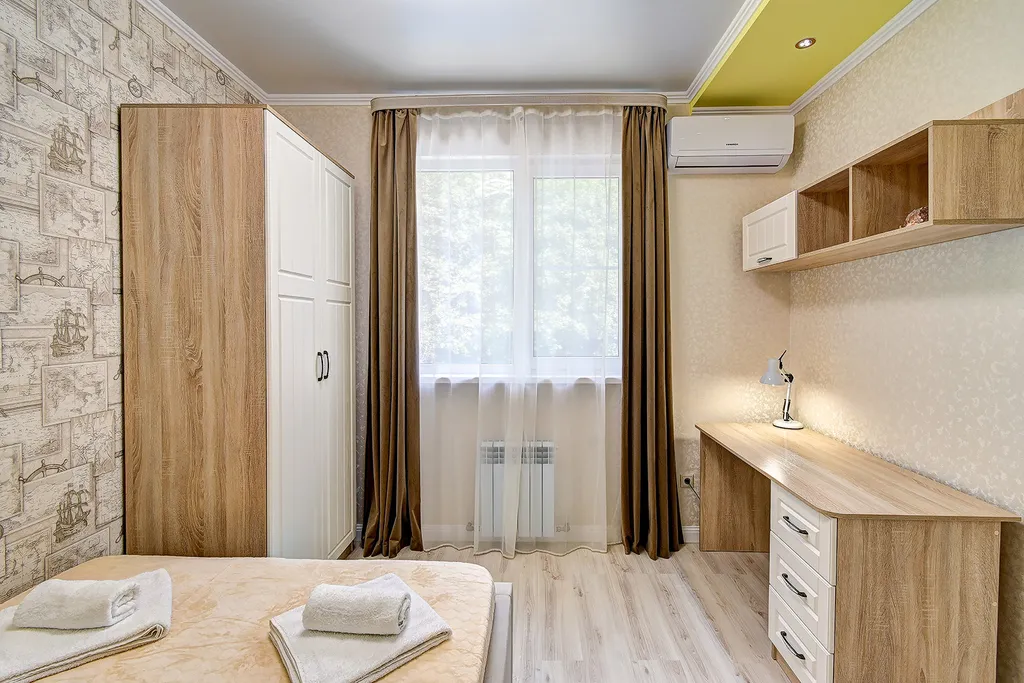 Коттедж с бассейном возле леса