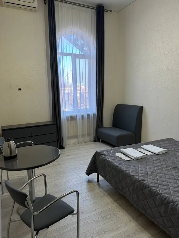 Уютная комната с большой двуспальной кроватью