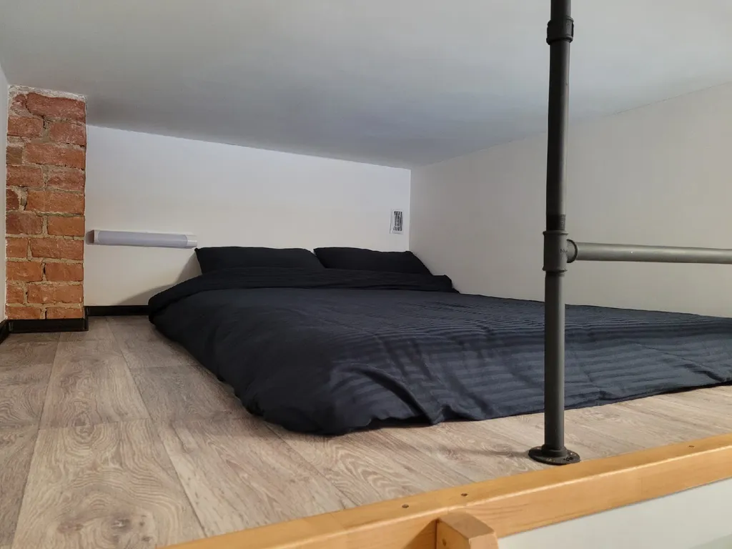 Лофт-1 Жёлтая. Клёвая двухуровневая студия в центре