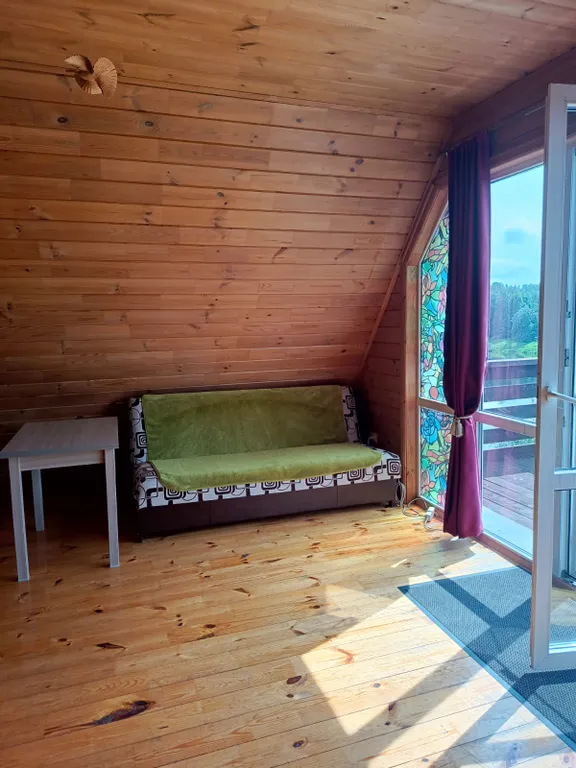 Домик в деревне на берегу реки