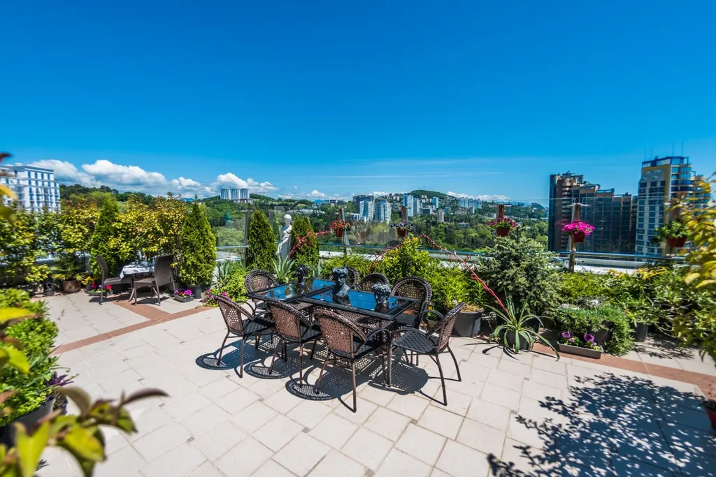 Пентхаус с бассейном и видом на море