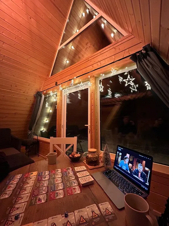 А-фрейм Ель на берегу реки