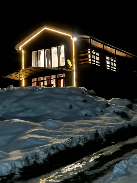 Дом в лесу с видом на горы