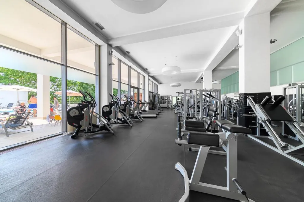 Роскошная идеал квартира с двумя террасами, тремя санузлами и бассейн