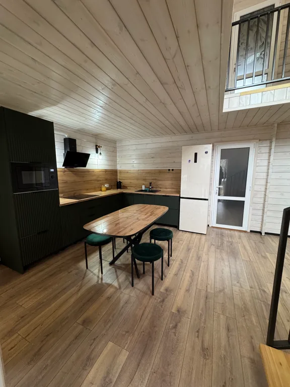 Уютный дом у реки