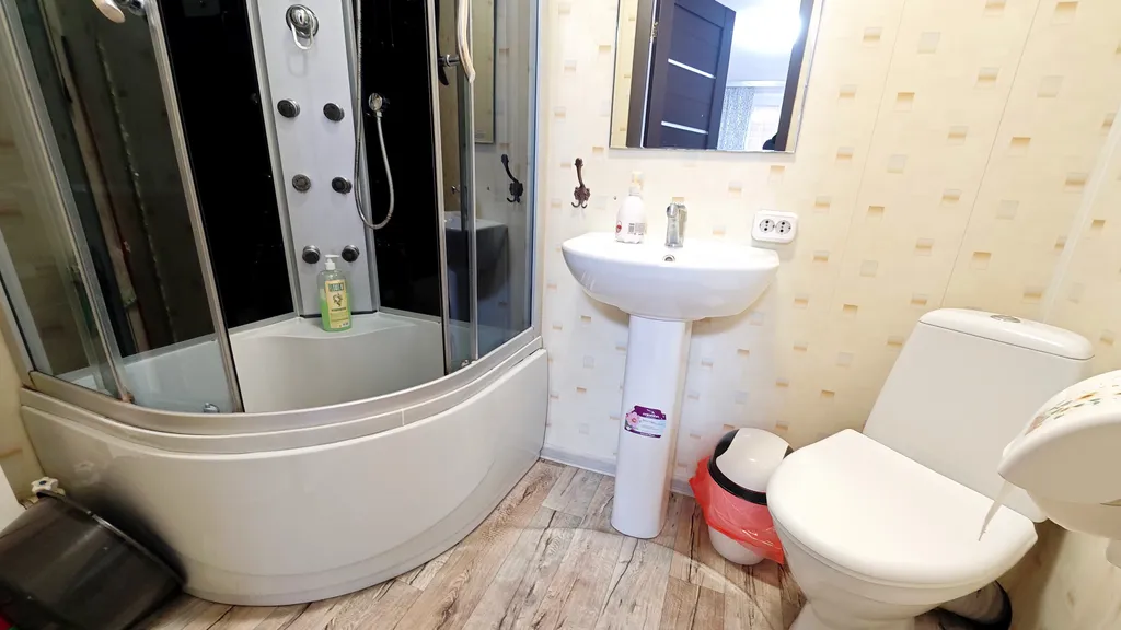 Вишнёвая студия стандарт с кухней и ванной комнатой