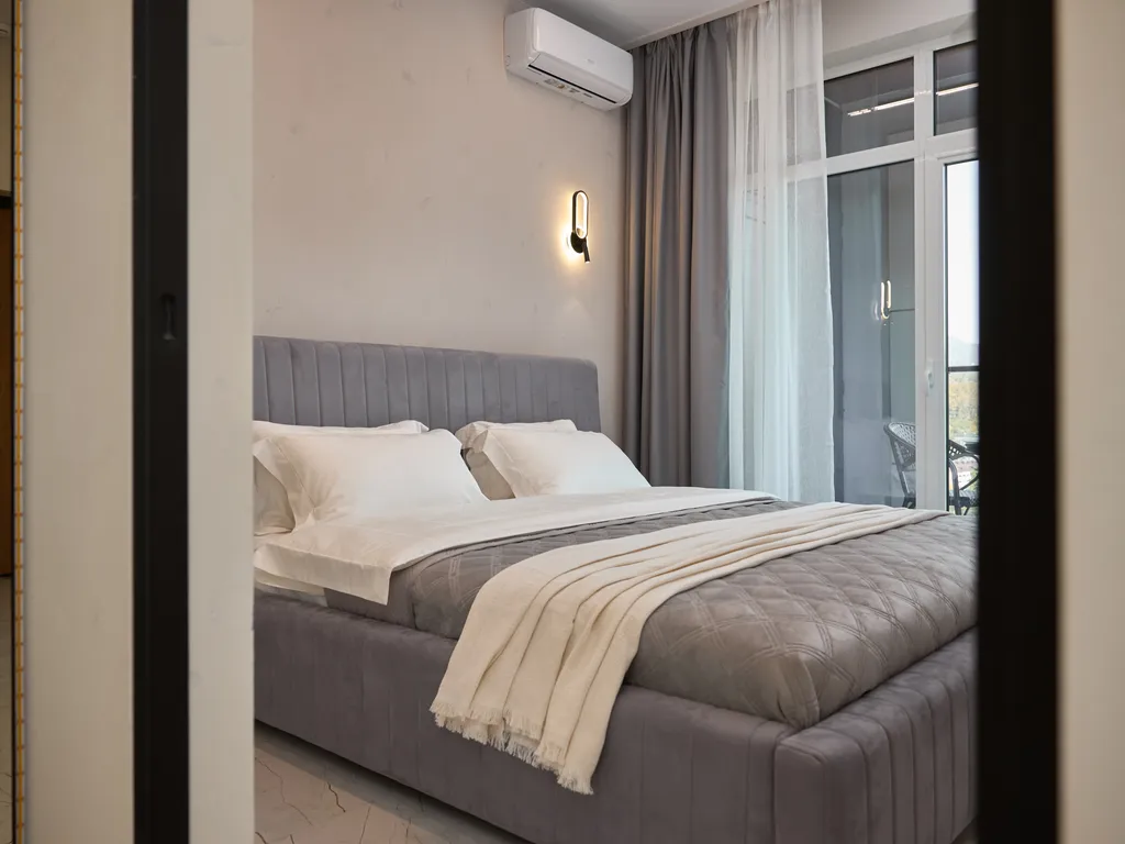 Современная, новая квартира с видом на горы